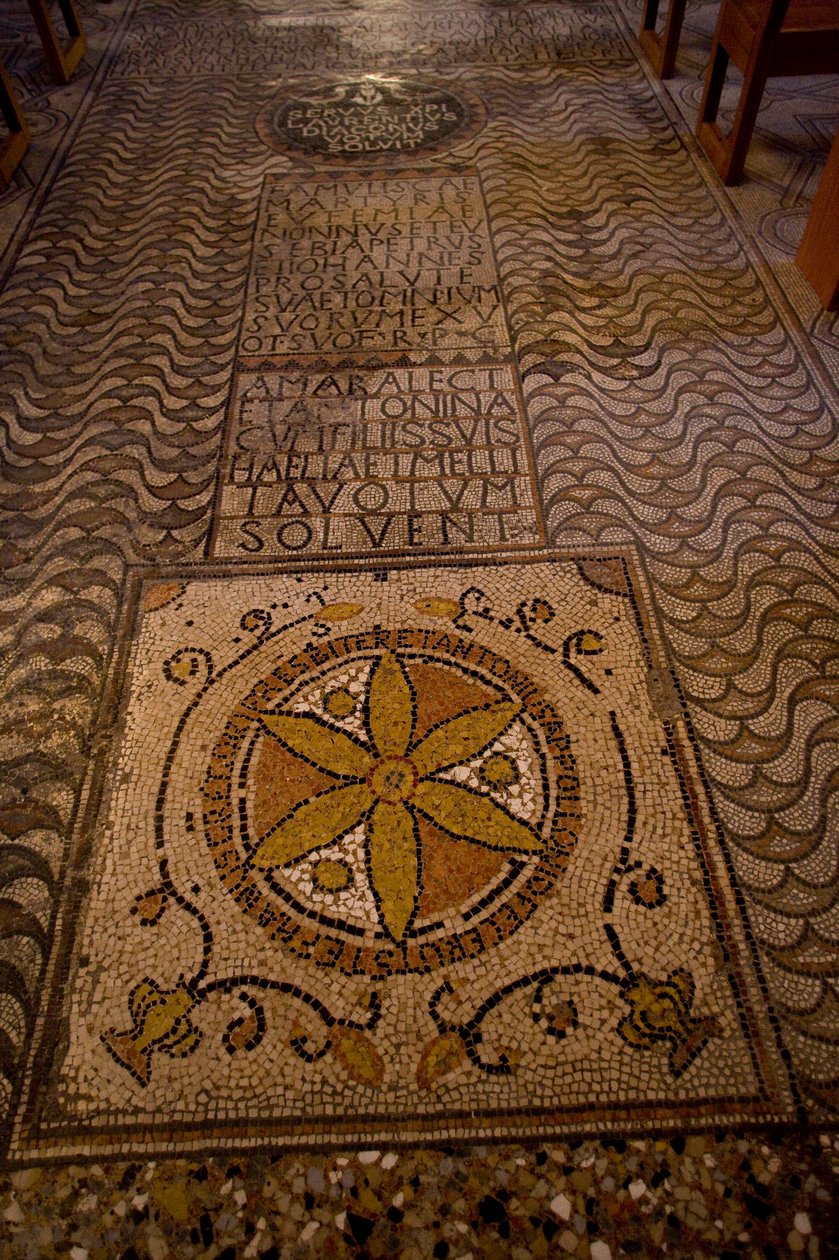 Yksityiskohta lattiakoristeesta (mosaiikki) tekijältä School Italian