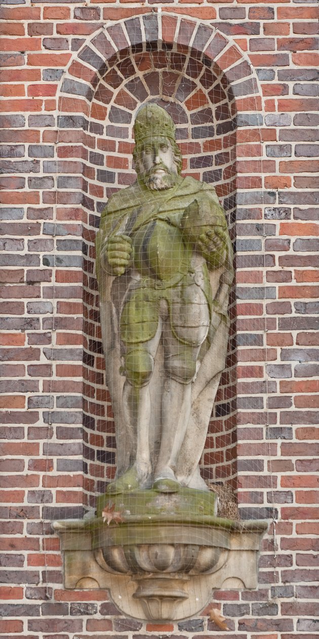 Sigismundin veistos vanhasta kaupungintalosta tekijältä Unknown