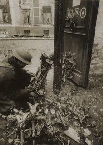 Cambrai, castiçais amarrados em feixes, prontos para serem removidos pelos alemães, mas deixados para trás. tekijältä (after) English photographer
