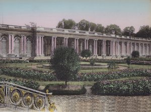 Grand Trianon, Facade sur les Jardins, Great Trianon, Näkymä puutarhaan edestä (värillinen kuva) tekijältä (after) French Photographer
