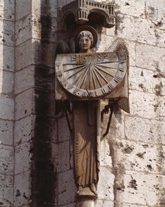 Goottilainen taide: Enkelin esitys kellotaulussa 1900-luvun veistos 1500-luvun alkuperäisen jälkeen, joka on säilytetty kryptassa, Basilica Notre Dame de Chartresin lounaiskulmassa (Eure et Loir) (enkeli aurinkokellolla) , katedraali N