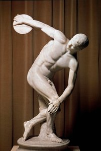 Diskoboli. Roomalainen urheilija yrittää heittää ennätystä. Roomalainen kopio Myronin alkuperäisestä pronssista 5. vuosisadalta eKr. Roma, Museo Nazionale Romano Rome tekijältä (after) Myron