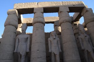 Luxorin temppeli, muinaisen Egyptin arkkitehtuuria Luxorissa tekijältä Albert Mansour
