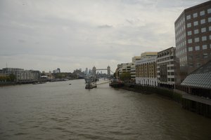 London Bridge Thames-joen yli Lontoon sydämessä tekijältä Albert Mansour