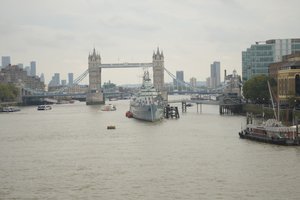London Bridge Thames-joen yli Lontoon sydämessä