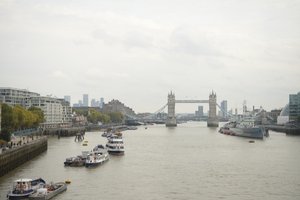 London Bridge Thames-joen yli Lontoon sydämessä tekijältä Albert Mansour