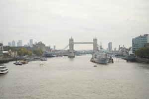 London Bridge Thames-joen yli Lontoon sydämessä tekijältä Albert Mansour