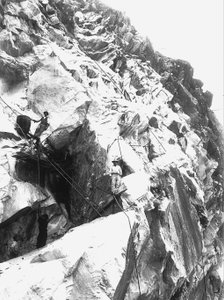 Kaivinkoneet työskentelevät "Fabbricotti"-yrityksen louhoksessa Loranossa, Apuan Alpeilla (m/v kuva)