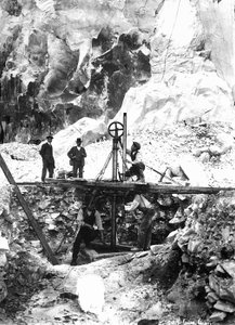 Jotkut kaivinkoneet työskentelevät marmorikaivoksessa Apuan Alpeilla, Toscanassa (m/v kuva)