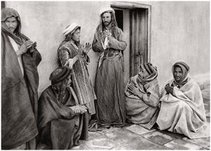 Mullah opettaa rukousta nuorelle miehelle, Irak, 1925. tekijältä A. Kerim