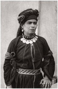 Kurdin nainen parhaassa asussaan, Irak, 1925