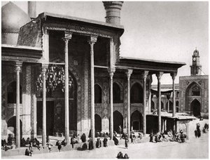 Kadimain-moskeijan sisäänkäyntiportti, joka johtaa imaami Moosa Al Kadimin haudalle, 1925 tekijältä A. Kerim