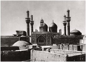 Al-Kadhimiyan moskeijan kultaiset kupolit ja minareetit, Bagdad, Irak, 1925
