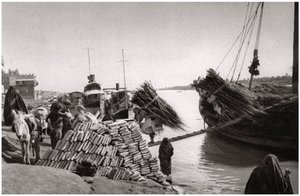 Lastin purkaminen veneestä, Muhaila, Bagdad, Irak, 1925. tekijältä A. Kerim