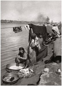 Pesunaiset Tigris-joen rannalla, Bagdad, Irak, 1925 tekijältä A. Kerim