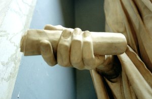 Yksityiskohta yhdestä kädestä Rooman keisari Tituksen patsaasta
