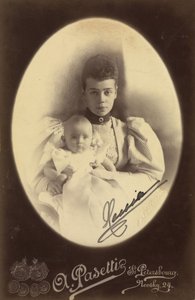 Xenia Alexandrovna de Russie et sa fille, la princesse Irina Alexandrovna - Venäjän suurherttuatar Xenia Alexandrovna (1875-1960) ja tytär Irina Aleksandrovna (1895-1970), valokuvastudio A. Pasetti . Albumin valokuva tekijältä A. Pasetti Photo Studio