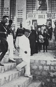 Albumi "Duce": Benito Mussolini virallisella vierailulla Sisiliassa (m/w kuva) tekijältä A. Scarlata