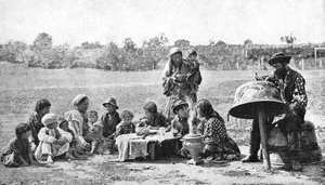Mustalaiset korjaamassa perheen kattilaa, Unkari, 1922.