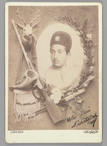 Prinssi Nosratollahin virallinen kuninkaallinen muotokuva, 1899 (hopeaalbumikuva) tekijältä Abdullah Qajar
