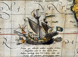 Magellanin vene "" Victoria"", joka kulki Tyynen valtameren halki, on edustettuna hollantilaisessa Abrahm Orteliuksen atlasissa (1580). tekijältä Abraham Ortelius