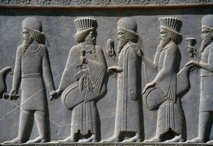 Yksityiskohta kulkuefriisistä Apadanan palatsin itäpuolella, Persepolis, Iran, n. 518-465 eKr. (harmaa kivi)