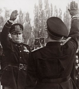 Benito Mussolini kunnioittaa fasistista virkailijaa tervehdyksellä (m/w kuva)