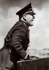 Mussolini pitämässä puhetta (m/w kuva)