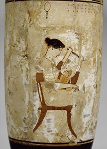 Ullakkovalkoinen lekythos, jota koristaa nainen, joka soittaa citharaa (lasitettu terrakotta) tekijältä Achilles Painter