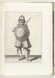 Kilpi- ja piikkiharjoitus: Sotilas seisoo levossa, hänen tarttujansa lepää vasemmalla olkapäällä kilven takana (nro 23), 1618 Nassausche Wapen-Handelinge, van Schilt, Vakoilijat, Rappier ja Targe : Beyde figuerlick kuvattu, ende kehystetty n jälkeen tekijältä Adam van Breen
