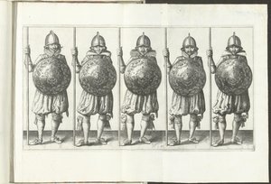 De exercitie met schild en spies: vijf soldaten staande naast elkaar in het gelid met de spies in de rechterhand rustend op de grond en het schild voor de borst (nr. 31), 1618 De Nassausche Wapen-Handelinge, van Schilt, Spies, Rappier ende Targe : beyde f