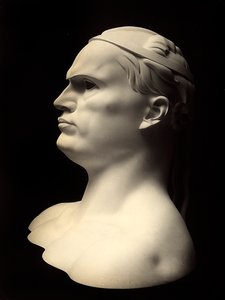 Benito Mussolinin muotokuvaa kuvaava rintakuva, Adolfo Wildtin teos (m/v kuva) tekijältä Adolfo Wildt