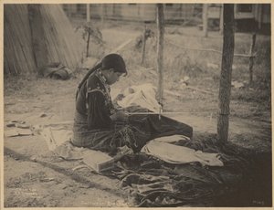 [Meskwaki Nationin nainen tekemässä helmityötä]
