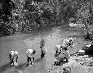 Naiset pesemässä vaatteita joessa, Port Antonio, Jamaika, c1905