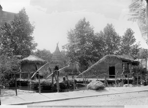 Järvenrantakylä vuoden 1889 yleisnäyttelyssä Pariisissa, arkkitehti Charles Garnier (1825-98) (bw kuva) tekijältä Adolphe Giraudon