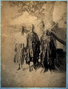 Kolme senegalilaista miestä perinteisessä asussa (m/v kuva)