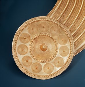 Collar, Ardcrony, Tipperaryn kreivikunta, myöhäinen pronssikausi, 800-700 eKr. (kulta) (yksityiskohta) (katso myös 390401) tekijältä Age Bronze