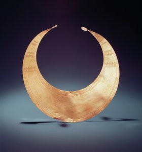 Lunula, Ross, Westmeathin kreivikunta, varhainen pronssikausi, noin 2000 eKr. (kulta)