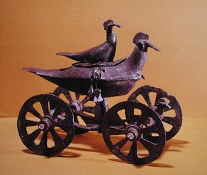 Kahden linnun muotoiset kyynelvaunut Glasinacista Sarajevon läheltä (pronssi) tekijältä Iron Age