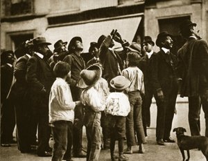 Katuyleisö Mexico Cityssä tarkkailee Halleyn komeettaa, huhtikuu 1910. tekijältä Agustin Victor Casasola