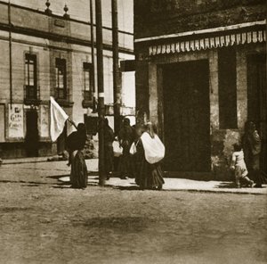 Naiset kävelemässä kaduilla valkoisen lipun alla "La decena tragican" aikana Mexico Cityssä helmikuussa 1913 tekijältä Agustin Victor Casasola
