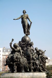 Kansakunnan tankki tai tasavallan voitto. Yleisen äänioikeuden symboli. Marianne seisoo kahden leijonan ampumalla panssarivaunulla (kansan voiman symboli), ja häntä ympäröivät työn, oikeuden, rauhan ja yltäkylläisyyden allegoriat. Sen ympärillä on c