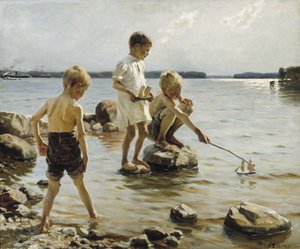 Pojat leikkivät rannalla