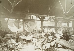 Miehet työpajassa vasaroivat kuparilevyjä Vapaudenpatsaan rakentamista varten, 1883