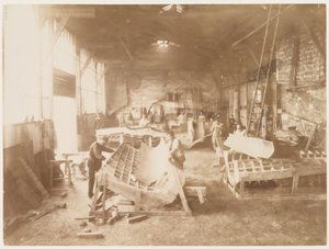 Miehet työpajassa muotoilemassa kuparilevyjä Vapaudenpatsaan rakentamista varten, Pariisi, 1883