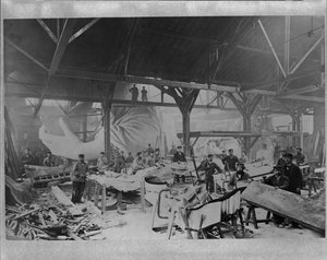 Työmiehet rakentamassa Vapaudenpatsasta Bartholdin pariisilaisen varastopajaan, noin talvi 1882