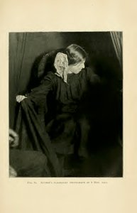 Eva Carrière tuottaa ektoplasmaa, Pariisi, 8. toukokuuta 1912, Albert von Schrenck-Notzingin teoksesta "Materiaalistumisen ilmiöt: panos mediumistisen teleplastiikan tutkimukseen" tekijältä Albert Freiherr von Schrenck Notzing