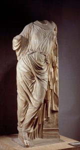 Aphrodite pylvääseen. Marmoriveistos Afroditen mukaan, jota käytti Alcamene, kreikkalainen kuvanveistäjä 5. vuosisadalla eKr. Dim. 1,18 m Pariisi, Musee du Louvre tekijältä Alcamenes (attr. to)