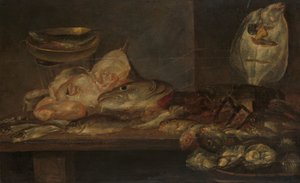 Asetelma kalan ja hummerien ja osterien kanssa pöydällä lähellä