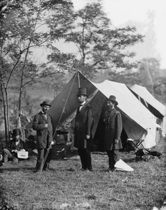 Abraham Lincoln Allan Pinkertonin ja kenraalimajuri John A. McClernandin kanssa, 1862 tekijältä Alexander Gardner